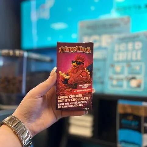CRISPY CLUCK STRAWBERRY FILLED CHICKEN CHOCOLATE 48G