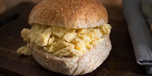 ROLL & SCRAMBLED EGG