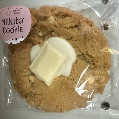 Brookie milkybar cookie